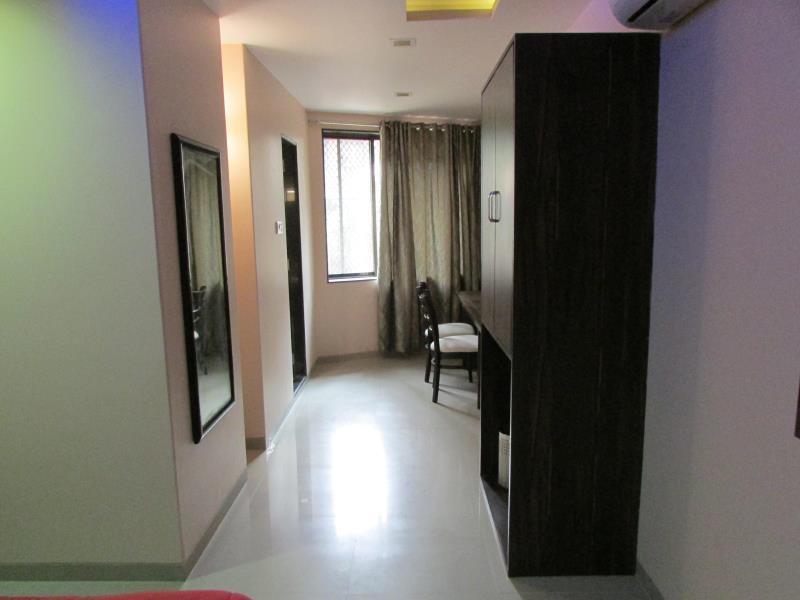 Oyo 49867 Hotel Kalpana Residency Mumbai Bagian luar foto